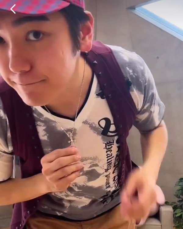 ネックレスがポイントの「土曜日」