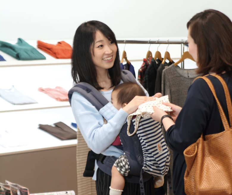 モーハウスでは実店舗での接客でも、我が子を抱っこしながら接客する
