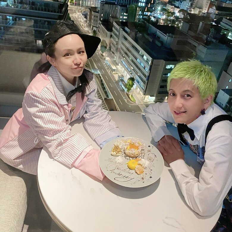結婚記念日を祝うNosukeさん、misonoさん夫妻
