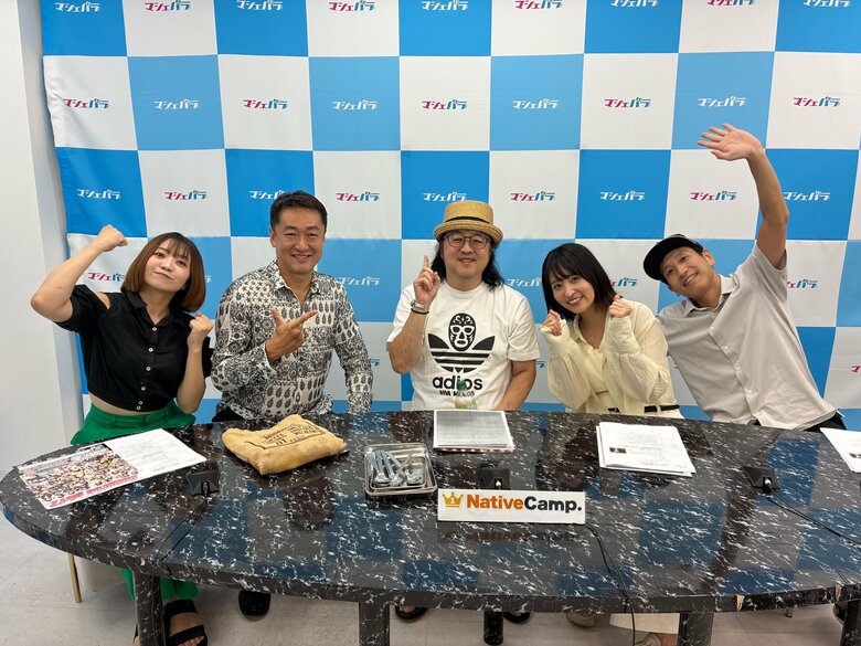  毎週生配信しているレギュラー番組『マシェバラ　小力の小部屋』でメンバーと