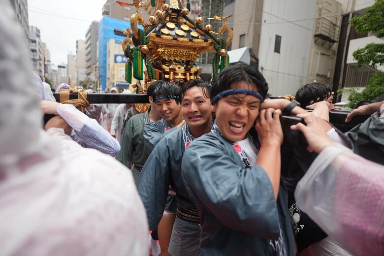 店舗を構える浅草全体を盛り上げるために地域のお祭りにも積極的に参加