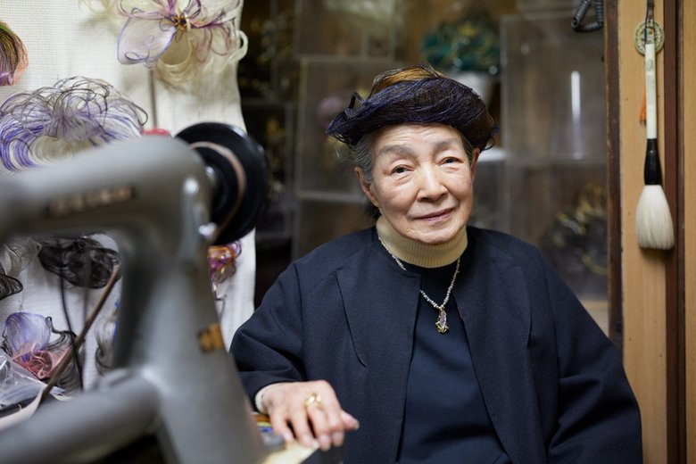大事な仕事道具のミシンを前に座る京子さん。仕草も言葉遣いも美しい