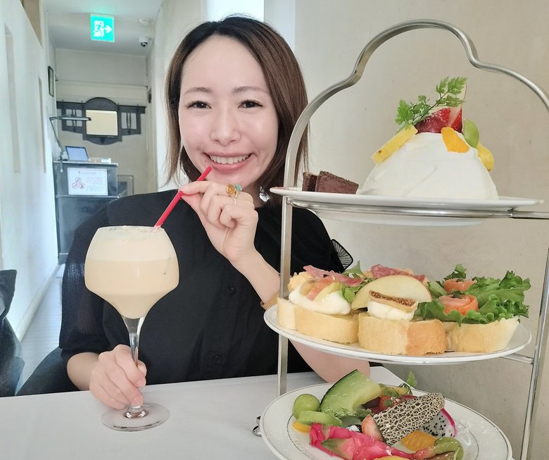 最近の彦坂さん。ボリューミーなアフタヌーンティを前に嬉しそう！