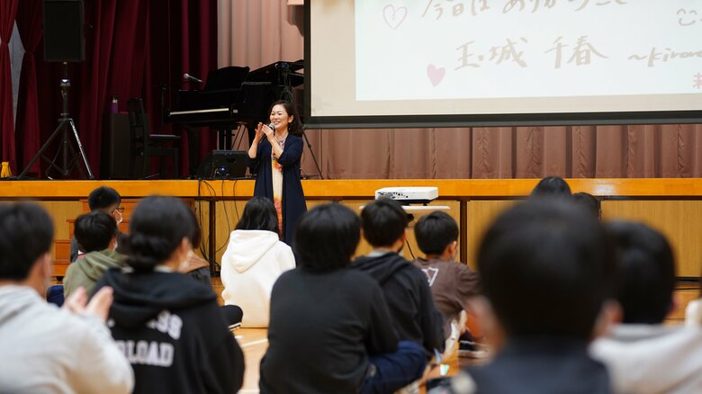 沖縄の学校を訪れ特別授業を行う玉城千春さん