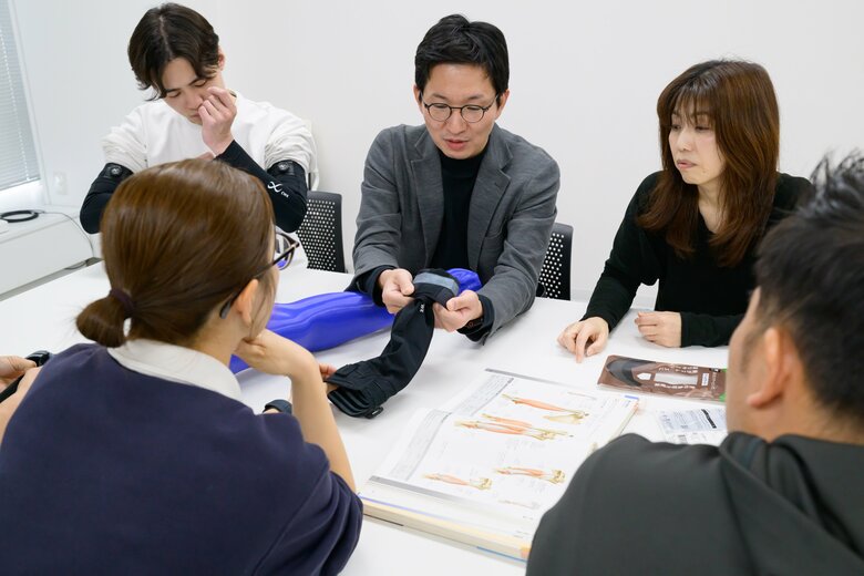長年培ってきたテーピング技術を活かした商品開発に向けたミーティングの様子