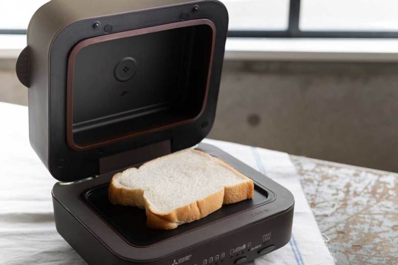 ▲プレートの中央に食パンを置く。フタにはパッキン状のパーツが付いており、密閉できるのがポイント