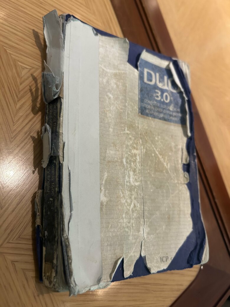 ここまで使い込んだら物も本望！いまも暇があれば開いているという英単語帳