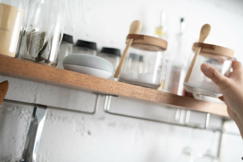 ▲小ぶりなサイズの「Google Home Mini」は6480円。スピーカーの性能はGoogle Homeよりも劣るので、
音楽スピーカーとしてではなく置き場所を重視する人にぴったりです。