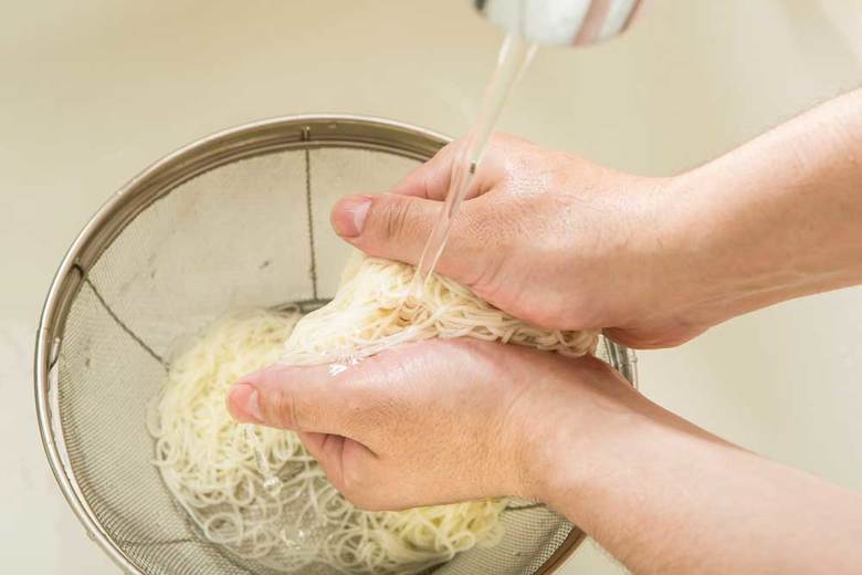 ▲復路の表示時間どおりにゆでたらざるに上げ、冷水でもみ洗いして水けをよくきる。