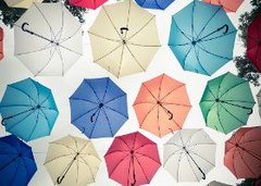 警視庁・呪い・かまぼこ…!? ビニール傘を盗難から防ぐみんなの工夫が涙ぐましい