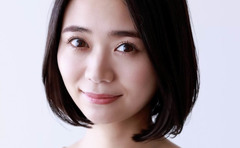 誕生日は「砂のケーキ」。父の蒸発、3畳物置での極貧生活も「悔いなし」。人気女優の幼少期を爆笑で包んだ「母の愛」