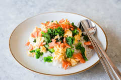 見た目も春らしい、スモークサーモンと菜の花のごはん