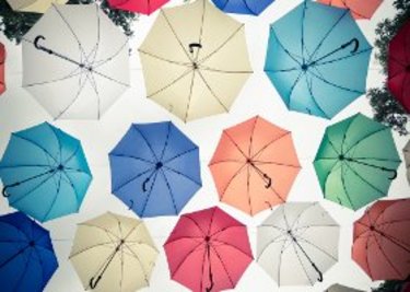 警視庁・呪い・かまぼこ…!? ビニール傘を盗難から防ぐみんなの工夫が涙ぐましい