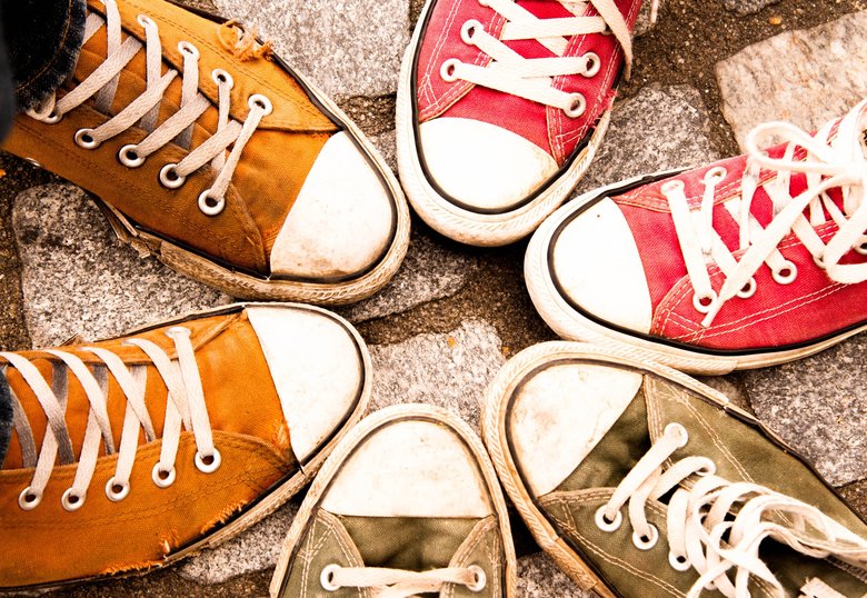 カラフルなスニーカーはマウンテンパーカーとの相性抜群