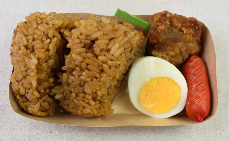 セブンイレブンのおすすめランチ「鶏めしおむすびセット」のアップ画像