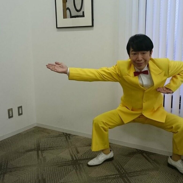 「おひさしブリーフ」のポーズを決めるダンディさん