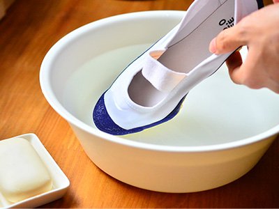 洗剤の泡が出なくなるまで水ですすぎ、水けをきる。手で握って絞ると型崩れや痛みの原因に