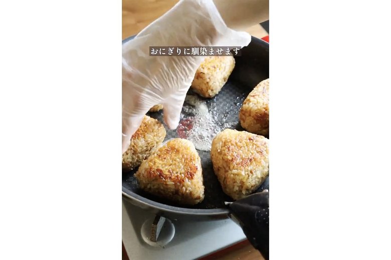 【作り方14】おにぎりにバターをなじませる