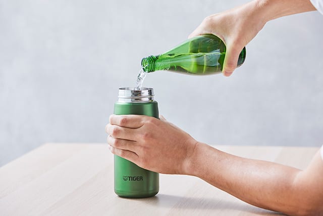 真空断熱炭酸ボトルに炭酸水を入れる様子