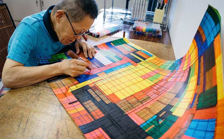 「（無題）（家）」を描く八重樫さん（提供：ヘラルボニー）