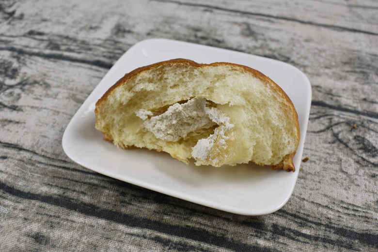 それでは試しにひと口パクリ。最初は外側の生地からいただいたところ、コーヒーの風味が鼻腔を通過しました。パンの外側の部分にコーヒー風味の生地がコーティングされており、そのまま焼き上げられているようです。一口目からコーヒーの風味が楽しめるので、コーヒー好きにはたまらないパンですね。