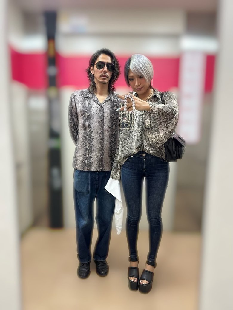パイソンシャツ×デニムでシミラールック。ジーザスさんはアパレルショップ経営者だけありハイセンス！