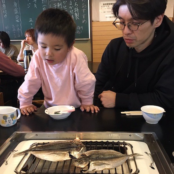 ▲今からでも遅くない！　久しぶりに家族で旅行に行こう！と思い立って伊東へ。
普段はあまり魚を食べませんが、目の前で焼かれると楽しいらしく、食べまくる息子・晴太朗。