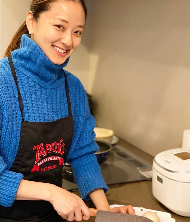 笑顔で料理中