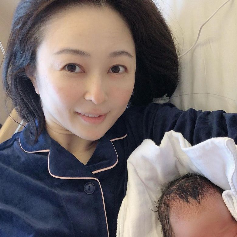 産後、赤ちゃんと入院中の小松さん