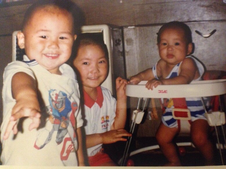 幼少期のきょうだい3人でのショット。左から亡くなった弟（長男）の竜弥さん、葉月さん、次男の勇次さん