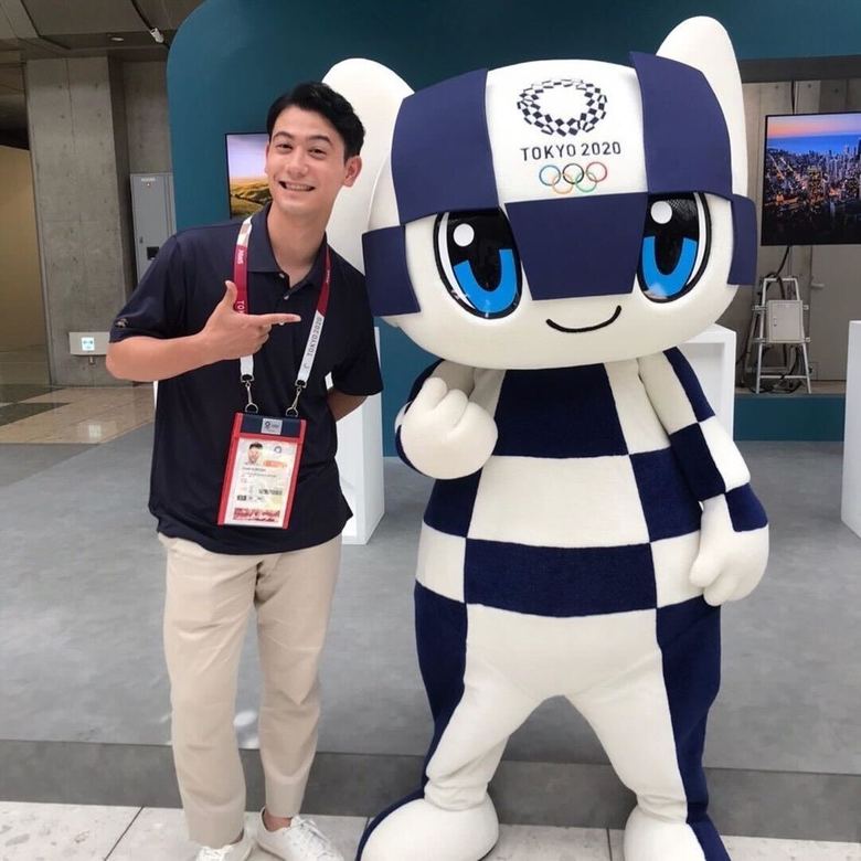 東京2020オリンピック取材で、公式キャラクター「ミライトワ」と