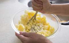 森山直太朗さん考案の“チヂミ風ポテサラ”は食感バツグン！