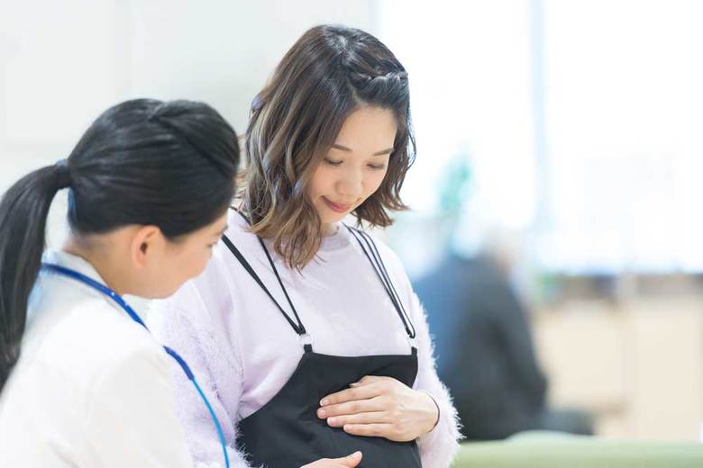 無痛分娩のリスクを医者に相談する妊婦のイメージ