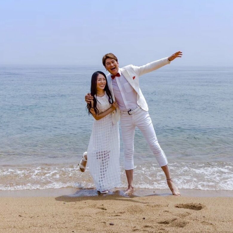 年齢差を感じさせないお似合いのふたり