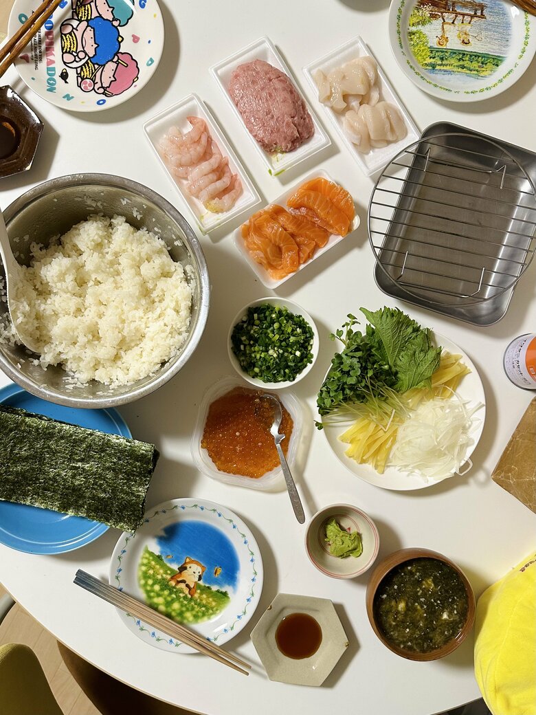 懐かしキャラの食器も 産後すぐに食べた手巻き寿司でイクラを解禁