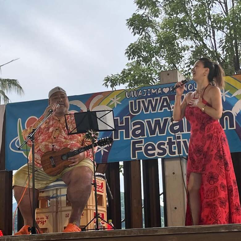 昨夏には宇和島ハワイアンフェスティバルに出演して夫婦でデュエットを披露