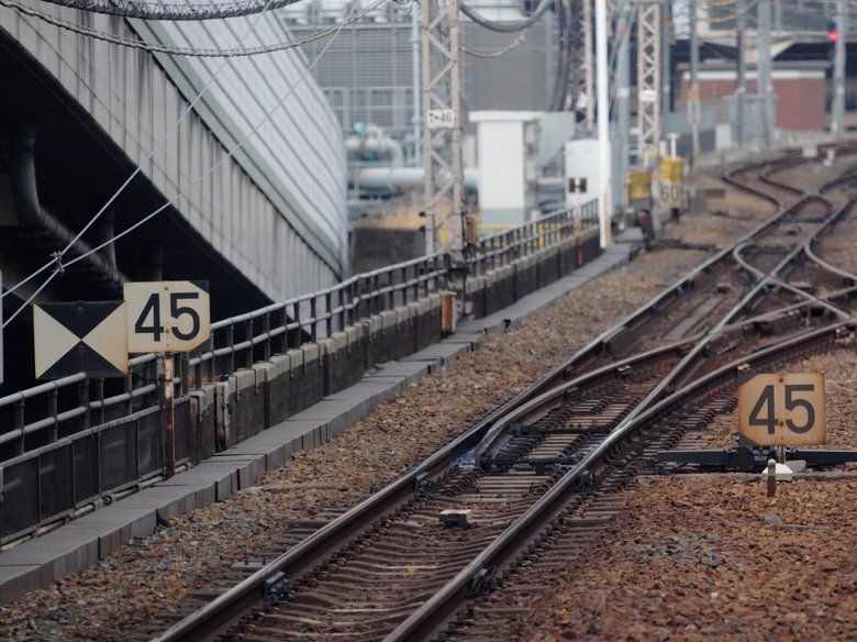 ▲左は、指示された制限速度が解除されることを示す「速度制限解除標識」。数字が書かれた標識は、速度を45㎞に制限することを示す「速度制限標識」