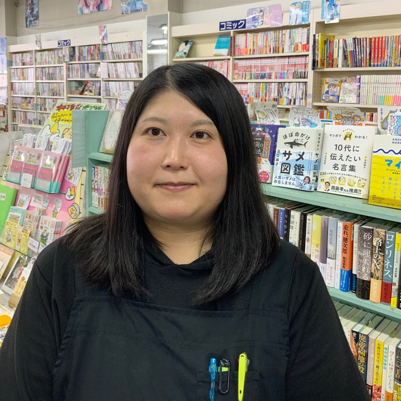 木村書店のポップ制作を担当する及川晴香さん