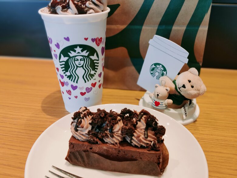 写真左上はフラペチーノ山口さんの愛用タンブラー。プラスチック製で繰り返し洗って使えるため重宝している。「軽くて意外と丈夫なので持ち運んで使ったり、自宅でも使っています」