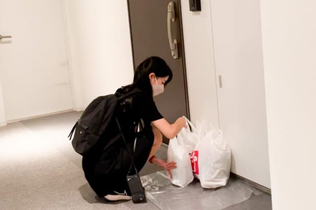 買い物代行で玄関の外に依頼の品を