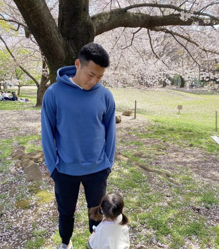 お子さんを優しく見つめる鈴木選手