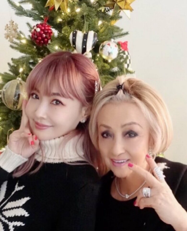 クリスマスシーズンにツリーを背景に理沙さんと