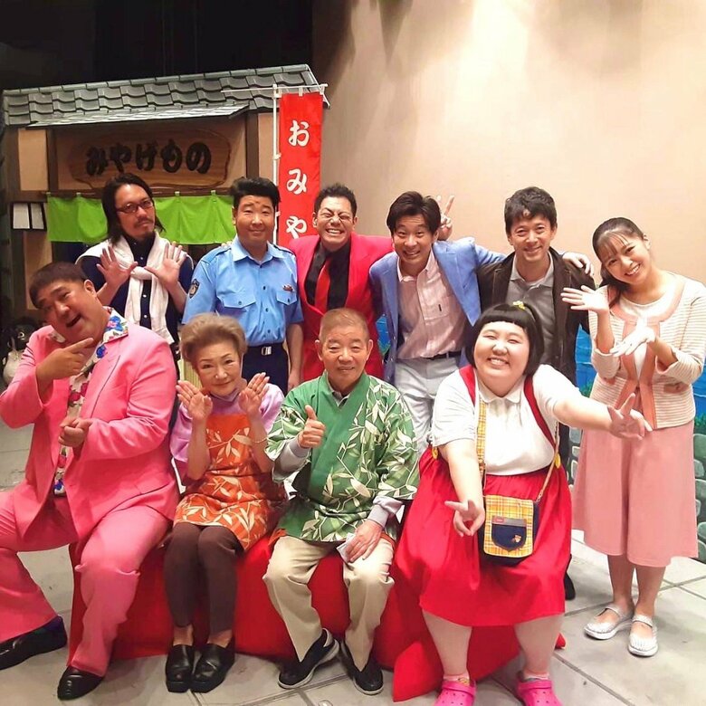 前段一番右が酒井さん。隣には芸歴56年目の池乃めだかさんの姿も