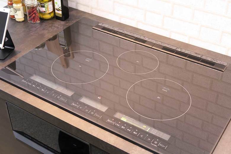 ▲落ちた食材をキャッチする「排気口ポケット」と排気カバーは、簡単に外せて丸洗いできる。