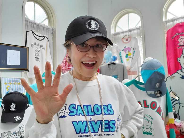 NEW ERAとのコラボキャップを被る三浦さん