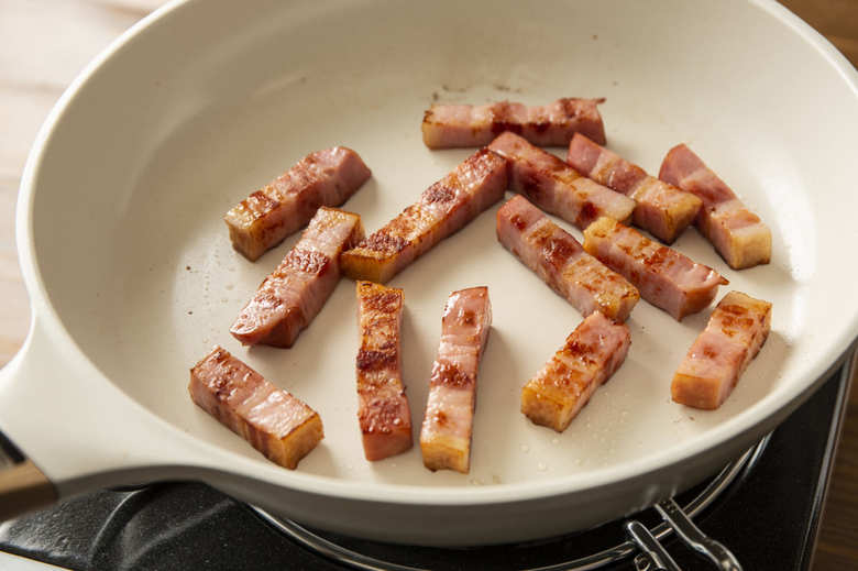 フライパンにベーコンを中火で熱し、全体がこんがりするまで焼く。