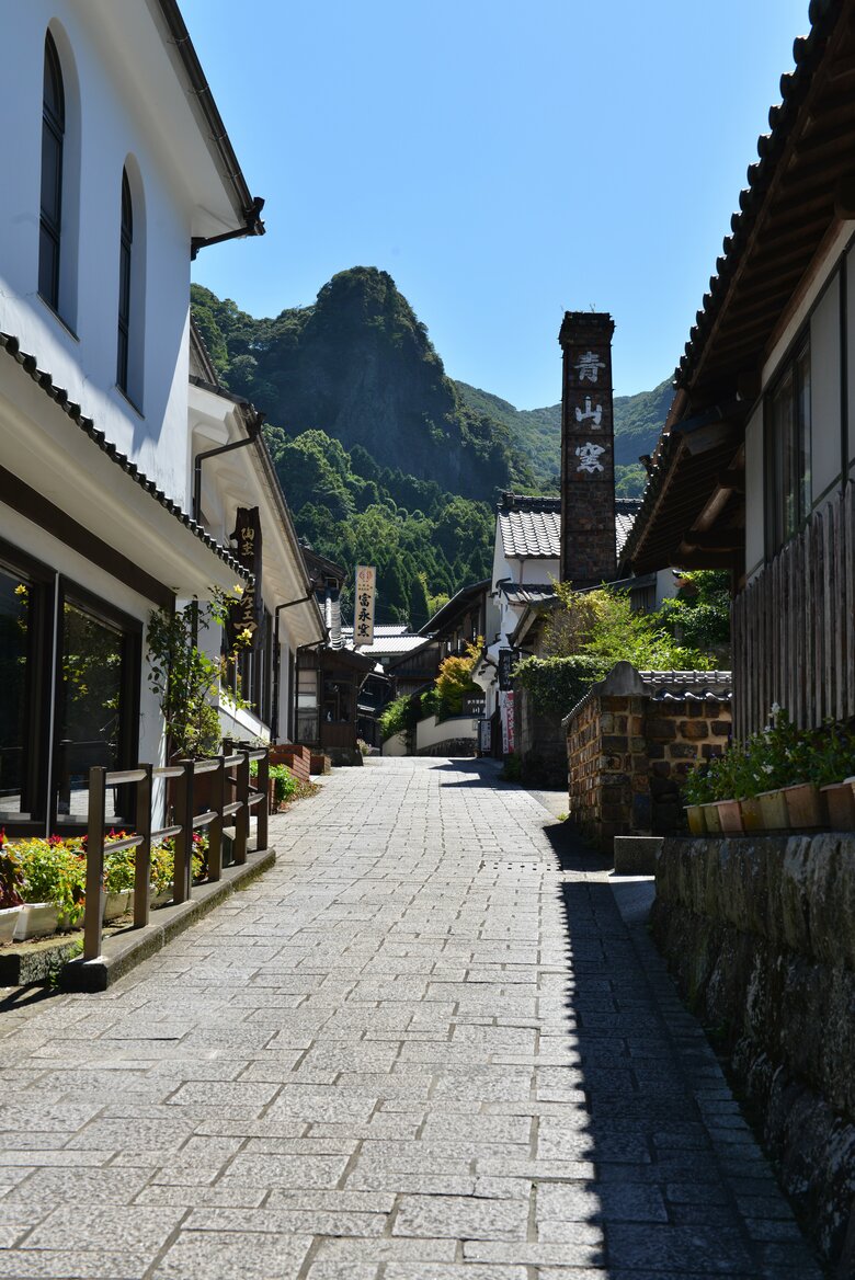 秘窯の里「伊万里大川内山」の街並み。多くの窯元が軒を連ねる
