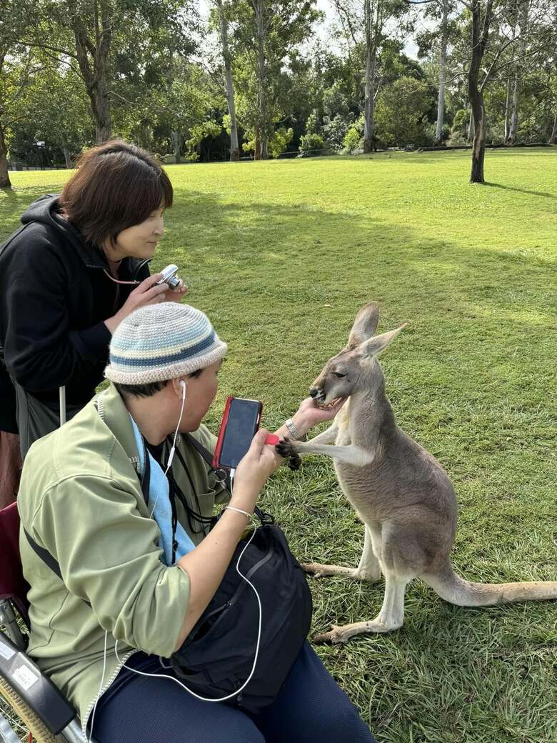 2024年5月、オーストラリアハネムーン旅。ブリズベンでカンガルーと触れ合う二人