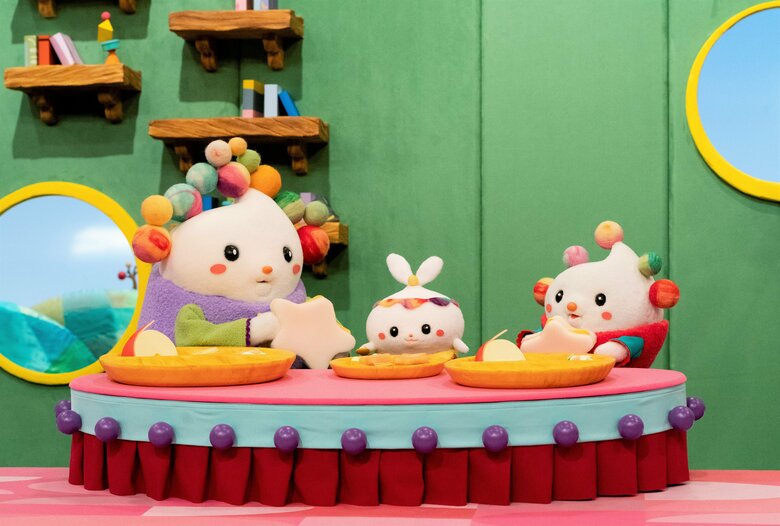 人形劇の主人公・ぽぅぽ（右）、年下の兄弟・まぁる（中）、ぽぅぽとまぁるの親・やーや（左）（C）NHK.NED