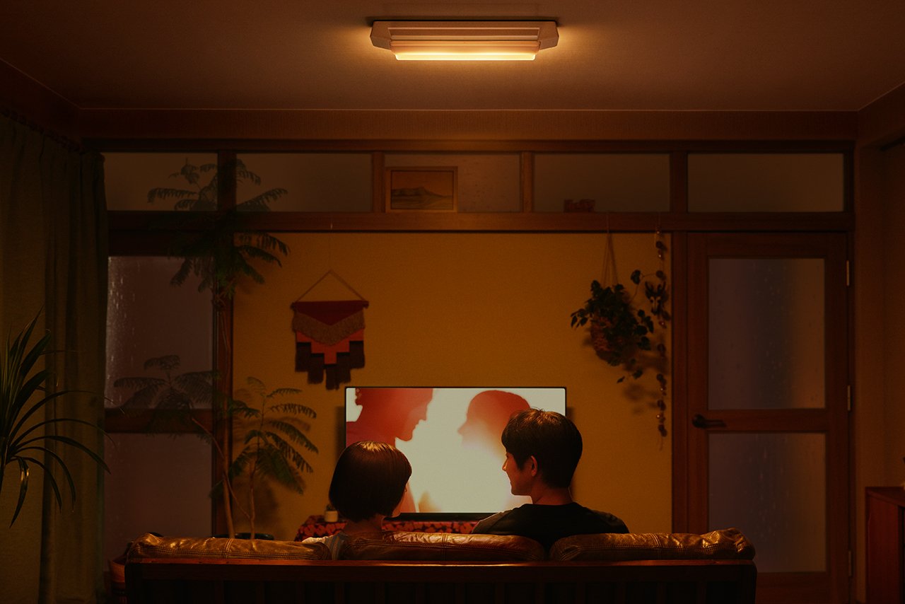 家で映画を観てくつろぐ夫婦のイメージ